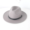 Detail eines grauen Wollhutes mit schwarzem Lederband und silberner Metallschnalle für Damen - S (54-56 cm) / Grau