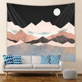 Dettaglio dell'arazzo boho con montagne e luna astratta appeso sopra un divano moderno - 73X95CM (Tessuto spazzolato) / Paesaggio montano astratto - Toni nero e rosa (GT103012) / GT103012