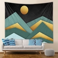 Dettaglio dell'arazzo di montagna appeso sopra un divano moderno in un interno - 73X95CM (Tessuto spazzolato) / Paesaggio montano geometrico - Notte e luna d'oro (GT103003) / GT103003