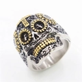 Dettaglio di un anello a teschio bicolore con intricate incisioni in stile vintage - US 7 / Oro e Argento