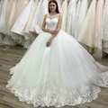 Elegantes weißes Spitzen-Prinzessin-Hochzeitskleid mit Illusions-Ausschnitt und Tüllrock - US 2 / Weiß
