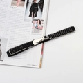 Dettaglio di cintura elastica nera con fibbia dorata su una rivista di moda - Fibbia in Lega a Forma di Farfalla (Argento)