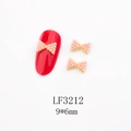 Détail macro de nœuds pour ongles en perles roses 9x6mm sur base dorée et ongles rouges - Nœud Doré avec Perle Rose (LF3212)