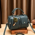 Borsa a mano in pelle PU verde scuro con tasche anteriori, manici e ciondolo a sfera - Verde