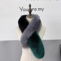 Détail de l'écharpe en fausse fourrure tricolore noir, gris et vert foncé sur mannequin - Gris Foncé Color Block