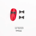 Détail de bijou d'ongle nœud en strass noirs sur ongle rouge manucuré 9x6mm - Nœud Argenté Entièrement Sertis de Strass Noirs (LF3223)