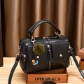 Borsa Boston nera motivo litchi con pompon verde decorativo e tracolla regolabile - Nero