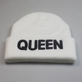 Gros plan détaillé du bonnet blanc avec broderie QUEEN noire sur le rebord plié du bonnet - Style QUEEN / Blanc QUEEN