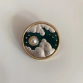Spilla vintage rotonda in smalto verde con nuvole argentate e perla centrale - Stile Sole / Verde Scuro