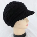 Detalle del gorro de punto negro con forro de felpa y visera corta lateral - Talla única / Estilo Doble Flecha / Negro