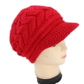 Dettaglio berretto in maglia rossa con visiera e trama in lana spessa e calda - Taglia unica / Stile Doppia Freccia / Rosso