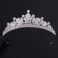 Dettaglio della corona da sposa in argento con motivi a foglia di cristallo su fondo scuro - Argento con Strass Bianchi