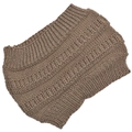 Detailopname van de bruine gebreide textuur op de winterhoofdband en paardenstaartmuts - Khaki
