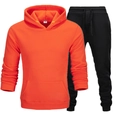 Plano detalle de sudadera con capucha naranja con bolsillo de canguro y jogger negro - S / Naranja/Negro