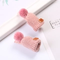 Coppia di graziose mollette a forma di mini cappello in maglia rosa con pompon soffici - Rosa