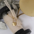 Detail eines 14K vergoldeten Kettenrings mit einer runden Good Luck Gravur-Anhängerplatte - Verstellbarer Kordelzug / Viel Glück