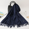 Sciarpa blu scuro in finto cashmere con nappe drappeggiata su una borsa in pelle - 200*70cm / Blu Notte