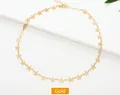 Detalle de cerca del collar dorado con lentejuelas de estrella y cierre de langosta - Dorado