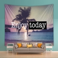 Dettaglio dell'arazzo con tramonto tropicale e scritta Enjoy Today su parete blu - 73X95CM / Goditi il Tramonto di Oggi