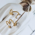 Orecchini a spirale minimalisti in acciaio al titanio placcato oro 18K con design geometrico - Orecchini a Lobo con Linea a Spirale Dorata