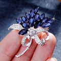 Spilla floreale elegante con cristalli blu navy e strass bianchi scintillanti - Incantatrice Blu