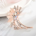 Elegante spilla in oro rosa con pietre occhio di gatto rosa e cristalli luminosi - Occhio di gatto a mezzaluna