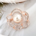 Elegante spilla a fiore in oro rosa con perla centrale e accenti di diamanti brillanti - Rugiada di rosa