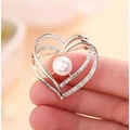 Spilla a forma di cuore in oro rosa con perla bianca centrale e cristalli brillanti - Oro Cuore