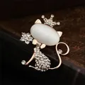 Elegante spilla a gatto dorata con una grande pietra opale e brillanti strass bianchi - Gatto Principessa