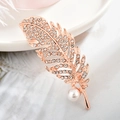 Spilla a forma di piuma in oro rosa con strass luccicanti e una perla bianca fine - Piuma elegante