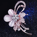 Elegante spilla a farfalla in oro rosa con pietre occhio di gatto rosa e strass lucidi - Tre gocce occhio di gatto
