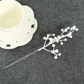 Detailopname van een kunstmatige witte bessen tak voor kerstmis DIY decoratie projecten - Witte Bessentak / Wit