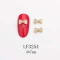 Détail des nœuds à ongles en alliage 4x7mm avec perles et strass sur ongle rouge - Base Dorée Triple Perle (LF3254)
