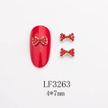 Détail macro de charmes de nœuds argentés avec strass rouges pour ongles, taille 4x7mm - Base Argentée Strass Rouge (LF3263)