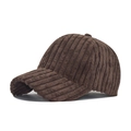 Primer plano detallado de la textura de pana marrón oscuro de una gorra de béisbol - Ajustable / Pana café