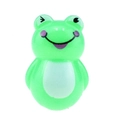 Gros plan d'un jouet culbuto grenouille verte avec des joues roses sur fond blanc pur - Style Petite Grenouille