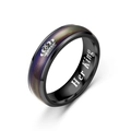 Primer plano de anillo de acero de titanio negro con emblema corona y grabado 'Her King' - Talla 5 / Su Rey / Negro