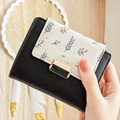 Short PU leather wallet with black and beige stitching and leaf print for women - Black