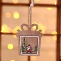 Dettaglio macro dell'etichetta natalizia in legno tagliata al laser con Babbo Natale - Babbo Natale con Sacco di Regali