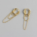Dettaglio di orecchini a cerchio dorati con nappine, catene pendenti e perle in metallo - Argento 925 / Oro