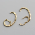 Dettaglio ravvicinato di orecchini a cerchio in argento S925 dorato con pietre brillanti - Argento 925 / Oro