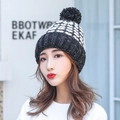 Berretto invernale da donna in maglia bianca e nera con grande pompon in pelliccia - Taglia unica / Nero