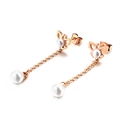 Orecchini a farfalla in oro rosa con perle e nappe lunghe su sfondo bianco neutro - Oro Rosa (KE84608-K)