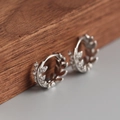 Nahaufnahme von S925 Sterling Silber Creolen mit Olivenblatt Zirkonia Besatz - Weißgold (Paar)