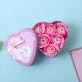 Rosa Seifenrosen in einer herzförmigen lila Metall-Geschenkbox mit Schleife und Dekor - 6 Stück / Rosa