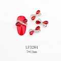 Dettaglio dei ciondoli a fiocco rosso LF3284 per nail art con cristalli rossi, 7x13mm - Stile Strass Rosso Rubino Base Argentata (3284)