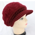 Dettaglio del berretto in maglia a trecce rosso con soffice pelliccia e visiera alla moda - Taglia unica / Catena Ritorta / Bordeaux
