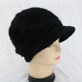 Dettaglio di un berretto nero in maglia di peluche con consistenza in pelliccia - Taglia unica / Catena Ritorta / Nero