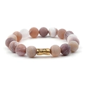 Makroaufnahme der Natursteinperlen und des goldenen Messingrohrs am böhmischen Armband - Matte Erdtöne