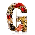Broche dorado letra G con perlas, cristales rojos y un pequeño amuleto de mariposa - Letra G